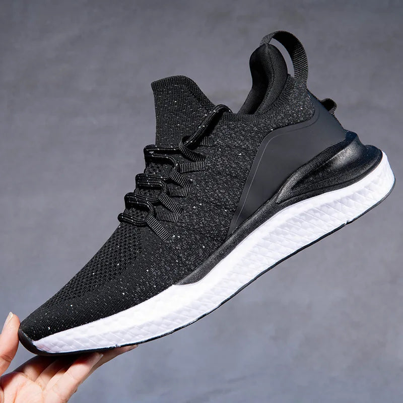 Zapatos casuales ligeros de moda de los hombres nuevos zapatos de running transpirables de tejido volador