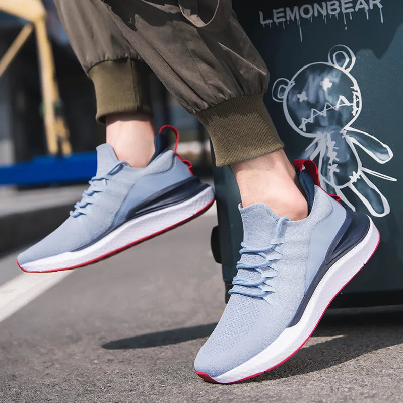 Zapatos casuales ligeros de moda de los hombres nuevos zapatos de running transpirables de tejido volador