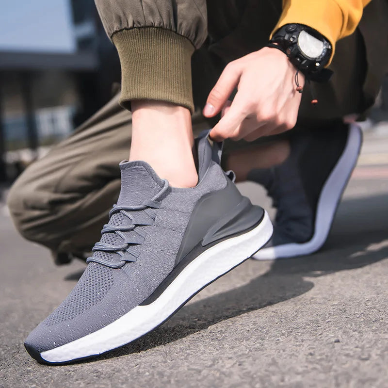 Zapatos casuales ligeros de moda de los hombres nuevos zapatos de running transpirables de tejido volador