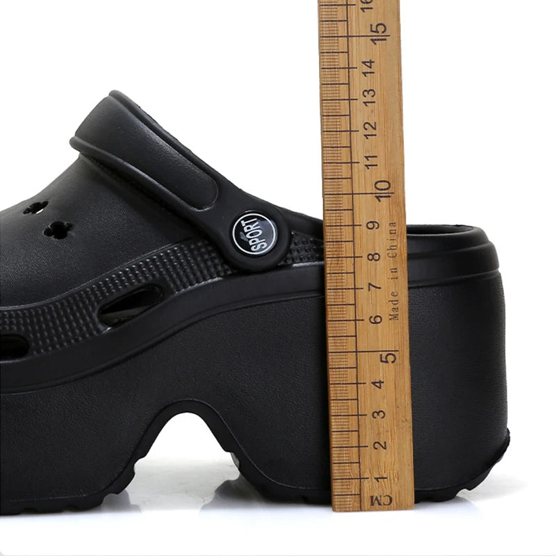 9CM grueso sandalias de las mujeres 2024 nuevas zapatillas de verano de tacón alto suave suela de playa zapatos de jardín al aire libre impermeable zapatos de agujero de las mujeres