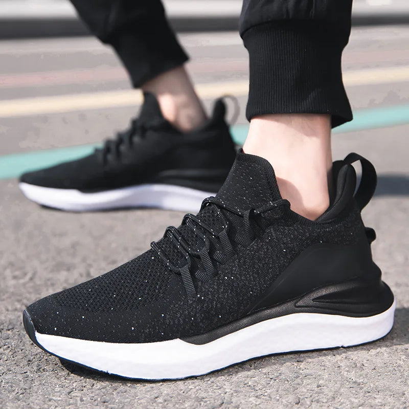 Zapatos casuales ligeros de moda de los hombres nuevos zapatos de running transpirables de tejido volador